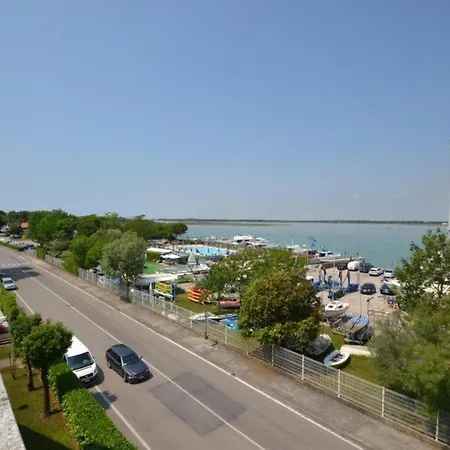 Spacious And Bright Flat With Swimming Pool - Beahost