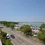 Spacious And Bright Flat With Swimming Pool - Beahost